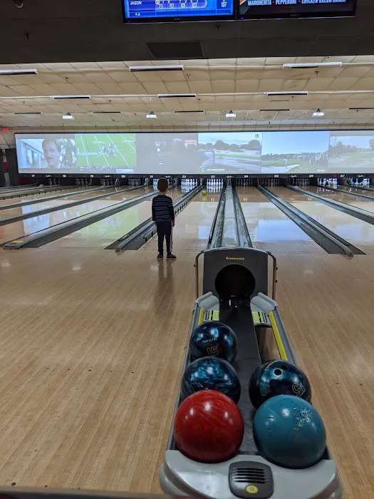 Bowlero Belleville Picture 4