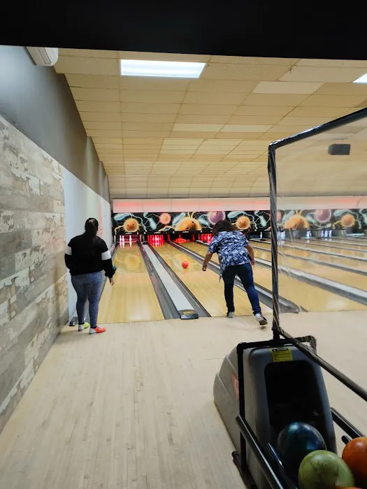 Woodmere Lanes Picture 7