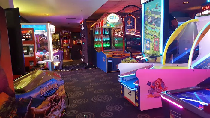 Bowlero East Meadow Picture 5