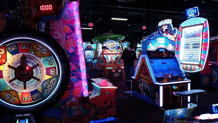 Round1 Bowling & Arcade Broadway Commons Picture 2