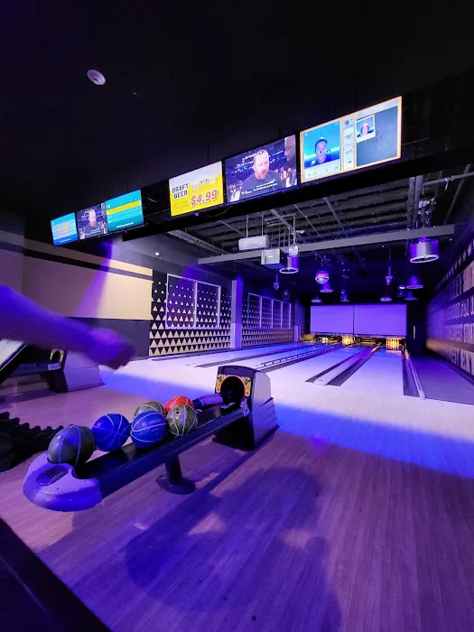 Round1 Bowling & Arcade Broadway Commons Picture 3