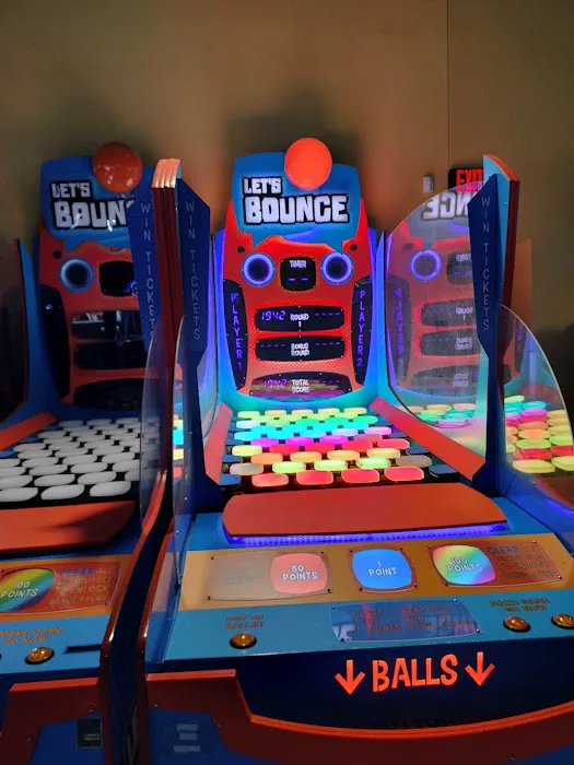 Round1 Bowling & Arcade Elizabeth - The Mills at Jersey Gardens Picture 4