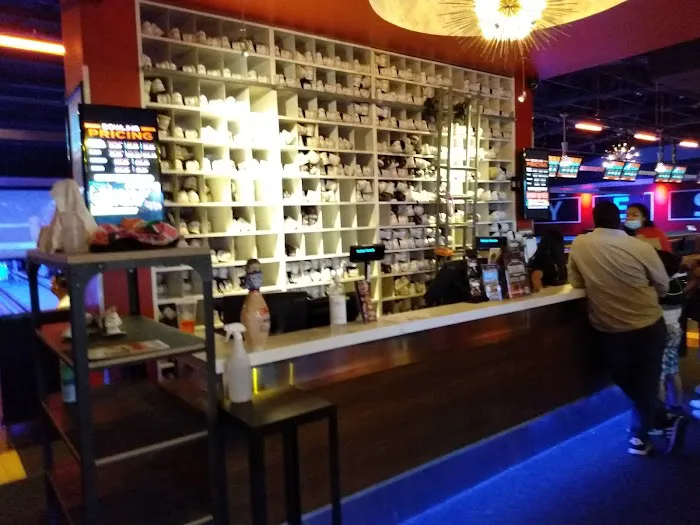 Bowlero Norwalk Picture 7