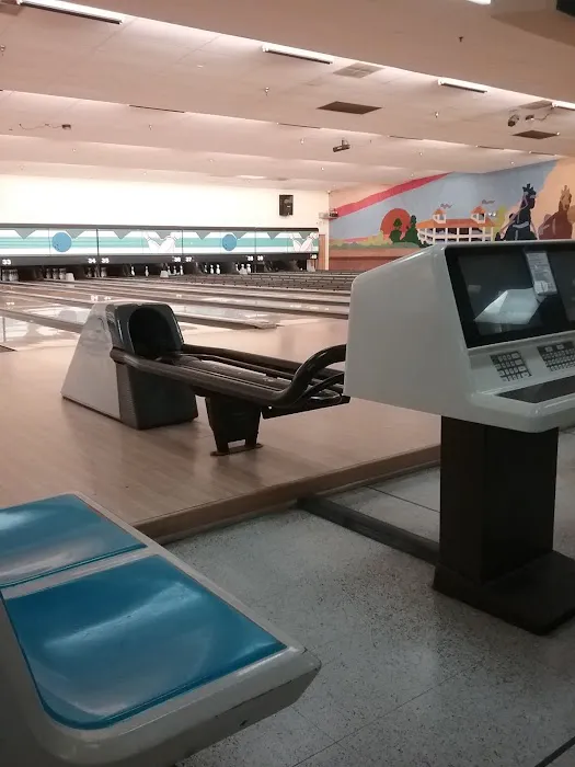 Knob Hill Country Lanes Picture 4