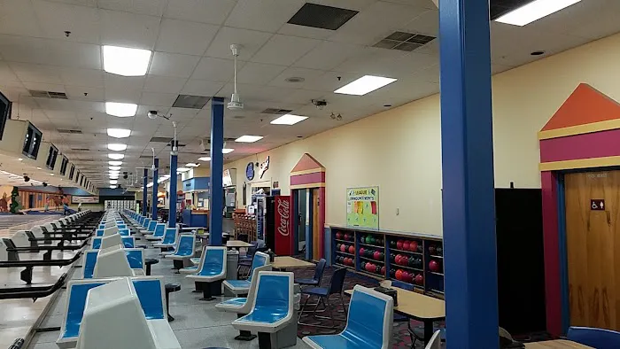 Knob Hill Country Lanes Picture 9