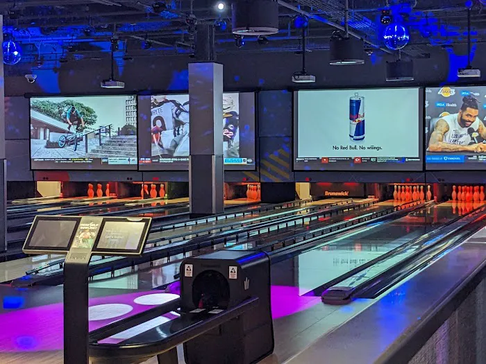 Round1 Bowling & Arcade Danbury Fair Mall Picture 4