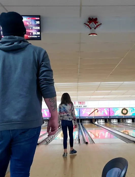 Earl Bowl Lanes Picture 3