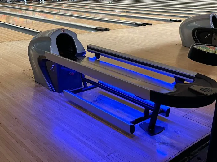 Thunderbird Lanes - Holme Ave. Picture 9