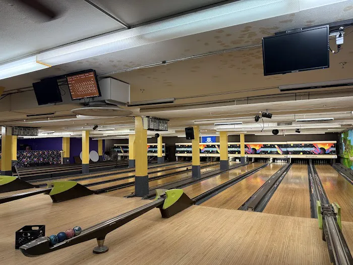 Ducks on the Ave Picture 8