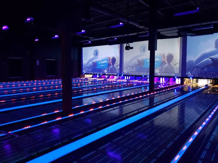 Revolutions Bowling and Lounge Picture 6