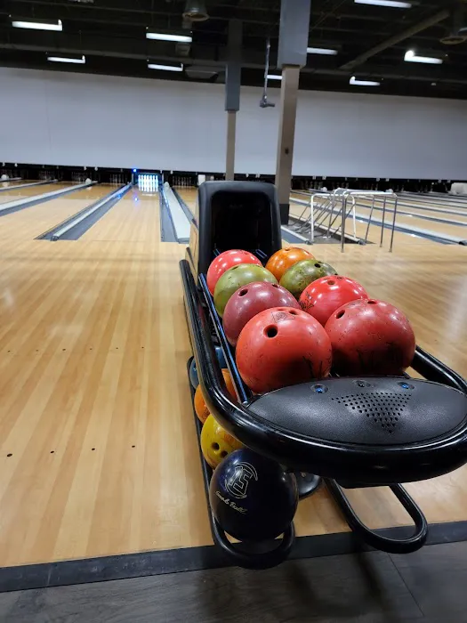 Revolutions Bowling and Lounge Picture 3