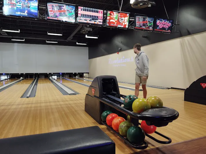 Revolutions Bowling and Lounge Picture 7