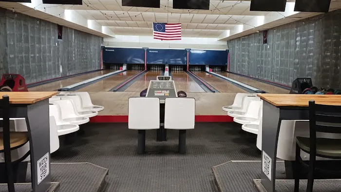 The farm & table restaurant and bowling Picture 2