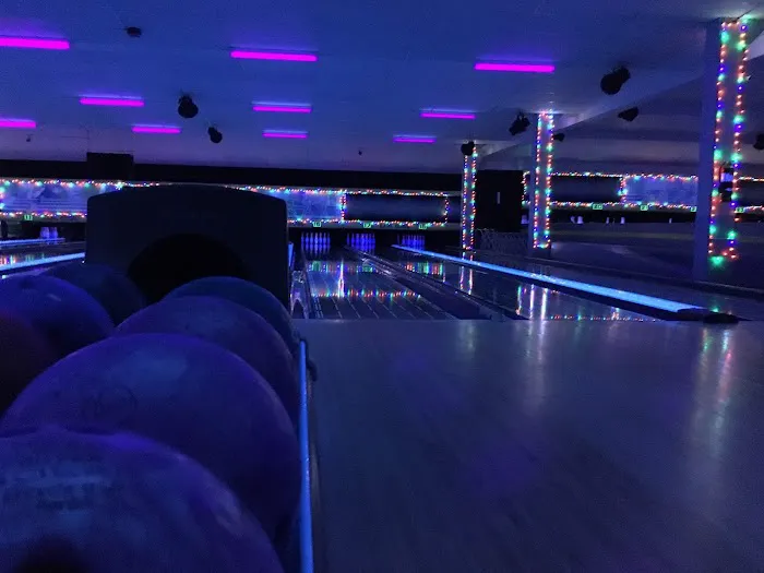 Earl Bowl Lanes Picture 2