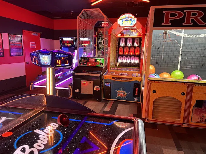 Bowlero Turnersville Picture 7