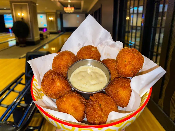 High Rollers Luxury Lanes & Sports Lounge Picture 5