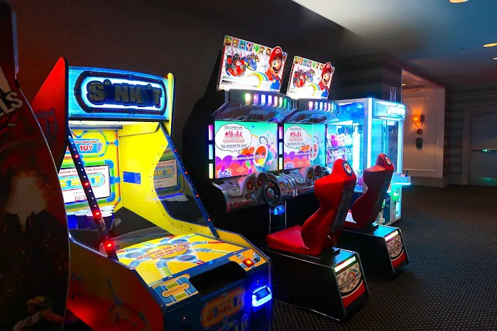 High Rollers Luxury Lanes & Sports Lounge Picture 3