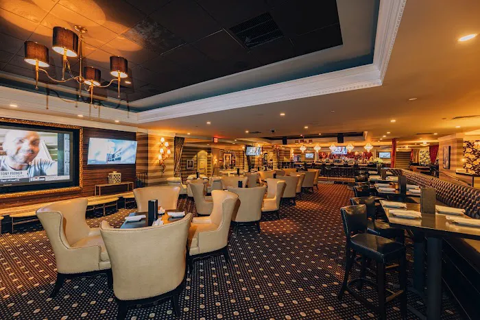 High Rollers Luxury Lanes & Sports Lounge Picture 4