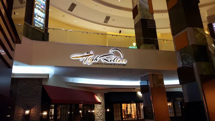 High Rollers Luxury Lanes & Sports Lounge Picture 2