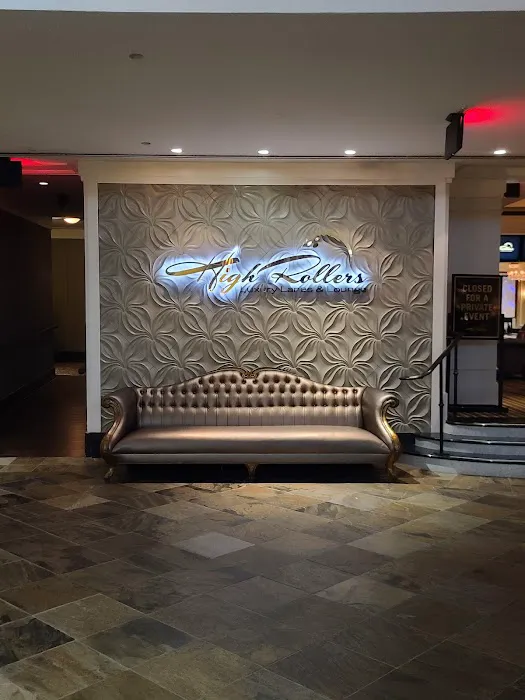 High Rollers Luxury Lanes & Sports Lounge Picture 7