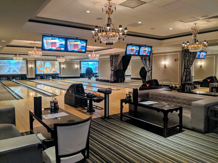 High Rollers Luxury Lanes & Sports Lounge Picture 8