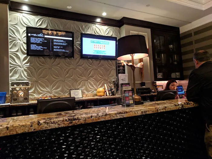 High Rollers Luxury Lanes & Sports Lounge Picture 10