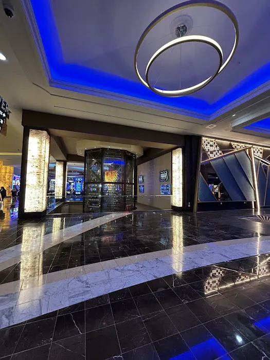 High Rollers Luxury Lanes & Sports Lounge Picture 6