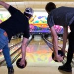 How to Choose Between Two-Handed and One-Handed Bowling Styles