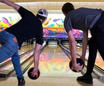 How to Choose Between Two-Handed and One-Handed Bowling Styles