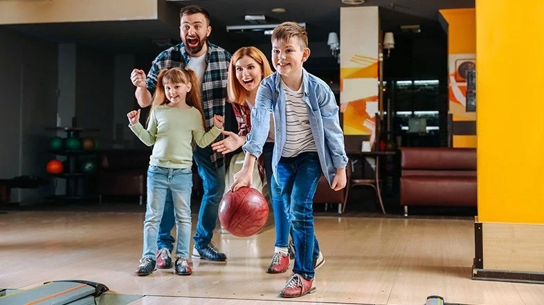 Bowling Tips for Families Looking for Fun Weekend Activities