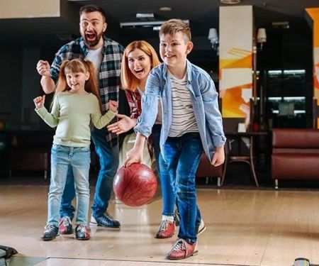 Bowling Tips for Families Looking for Fun Weekend Activities
