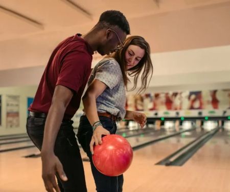 Bowling Tips for Couples Looking for Fun Date Ideas