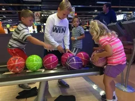 Best Bowling Alleys Near Me for Kids, Families, and Beginners Guide
