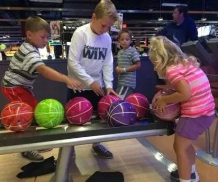 Best Bowling Alleys Near Me for Kids, Families, and Beginners Guide