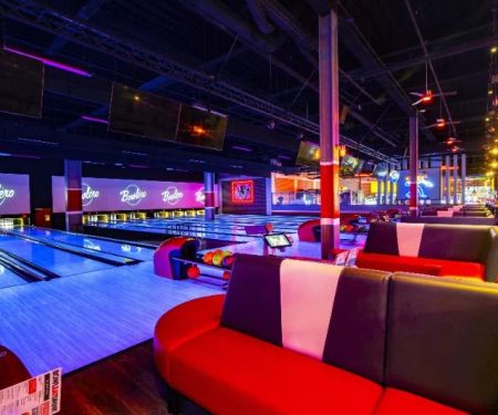 Top Bowling Alleys Near Me for Date Nights and Social Events
