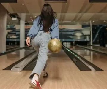 How to Spin a Bowling Ball Correctly for Better Hook and Control