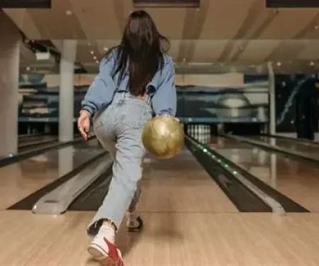 How to Spin a Bowling Ball Correctly for Better Hook and Control
