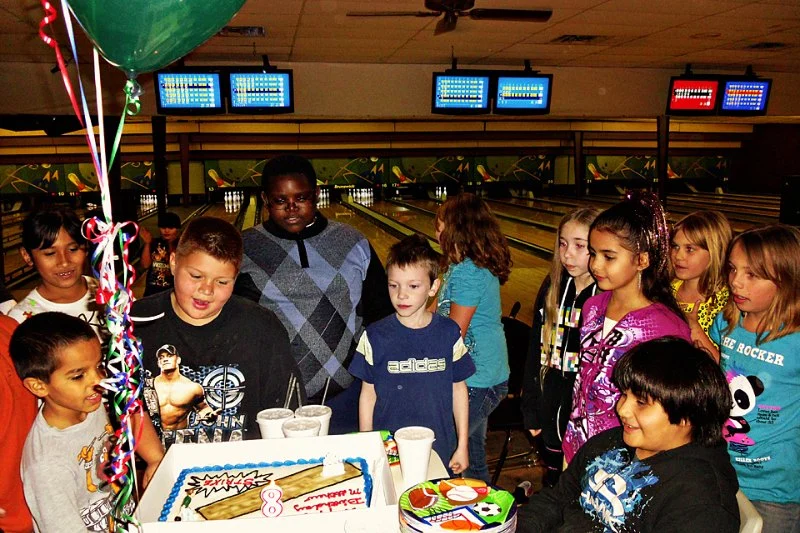 How to Organize a Bowling Birthday Party at a Local Alley