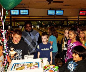 How to Organize a Bowling Birthday Party at a Local Alley