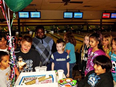 How to Organize a Bowling Birthday Party at a Local Alley